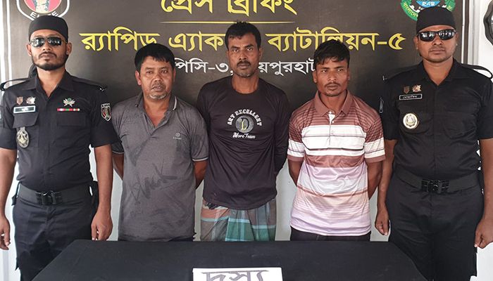 ইজিবাইক ছিনতাইকালে মূল হোতাসহ আটক ৩