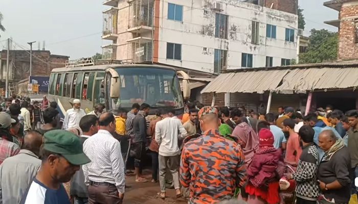 সড়কে প্রাণ গেল অন্তঃসত্ত্বা নারীর