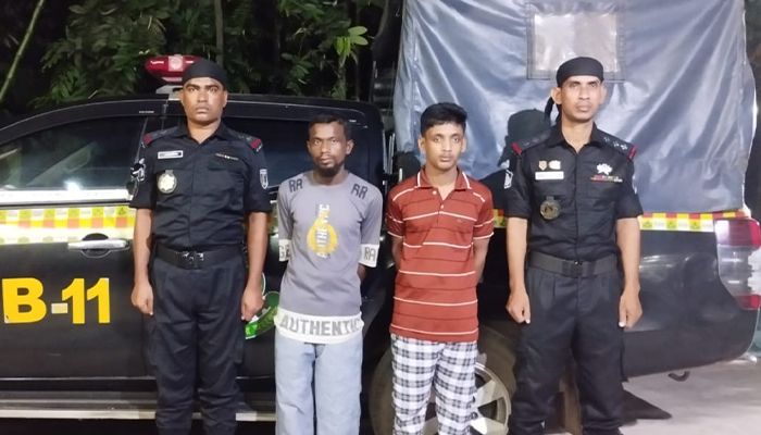 সীমান্ত থেকে ফেনসিডিল এনে পাইকারি বিক্রি করত তারা