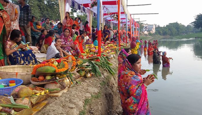 সূর্যপূজায় ভক্ততে মুখর নদীতীর 