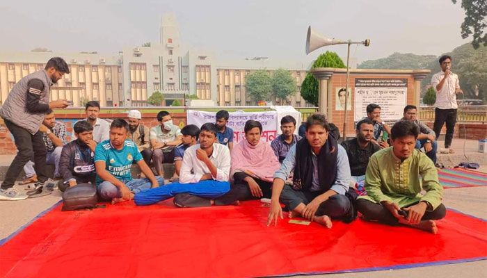 রাবিতে পোষ্য কোটা বাতিলের দাবিতে আমরণ অনশনে শিক্ষার্থীরা