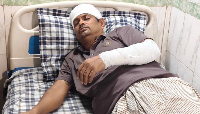 সন্ত্রাসীকাণ্ডে প্রতিবাদ করায় সাংবাদিককে পেটাল দুর্বৃত্তরা