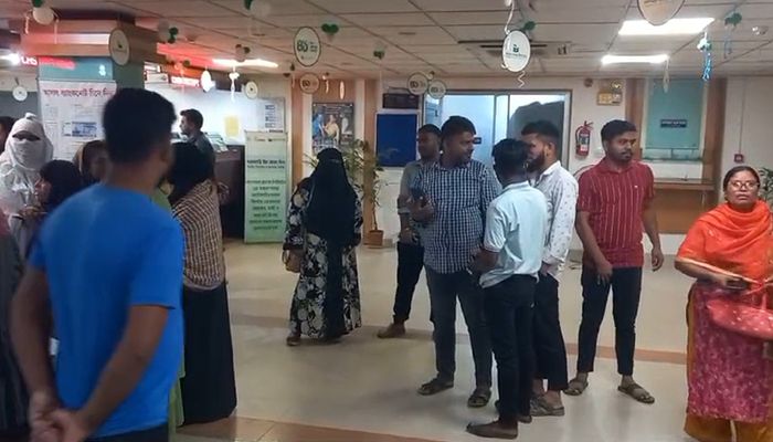 টাকা দিতে না পারায় ব্যাংক কর্মকর্তারা অবরুদ্ধ 