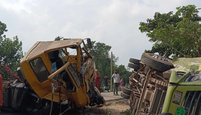 বাস-ট্রাক-কাভার্ডভ্যানের ত্রিমুখী সংঘর্ষ, কুমিল্লা-সিলেট আঞ্চলিক মহাসড়কে যানজট 