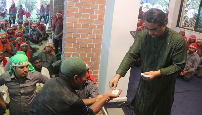 চন্দ্রপাড়া দরবারের দুঃস্থ জাকেরদের মধ্যে চেক বিতরণ
