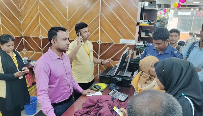 এক পোশাকে দুই ভিন্ন দাম, বগুড়ায় স্পার্ক গিয়ারকে জরিমানা