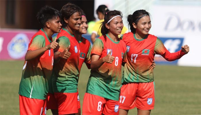 ক্রীড়া মন্ত্রণালয়ের কোটি টাকা বুঝে পেলেন সাফজয়ীরা