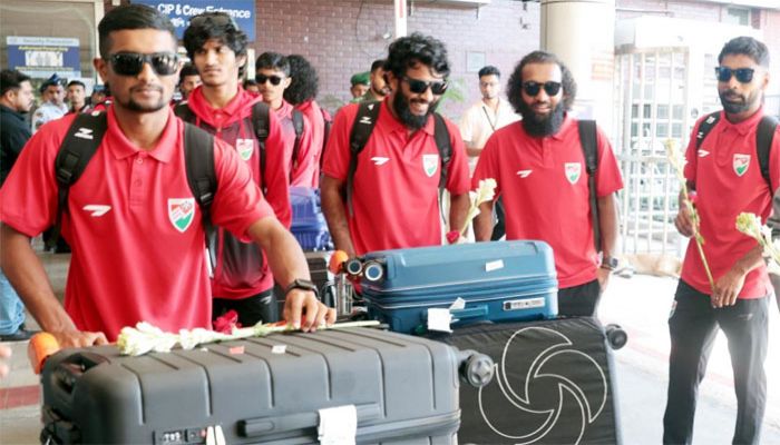 ঢাকায় এসেছে মালদ্বীপ জাতীয় ফুটবল দল। প্রবা ফটো