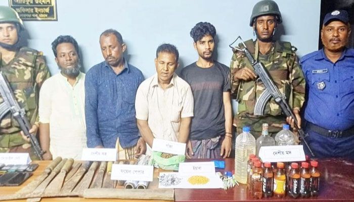 লোহাগাড়ায় যৌথবাহিনীর অভিযানে গ্রেপ্তার ৪