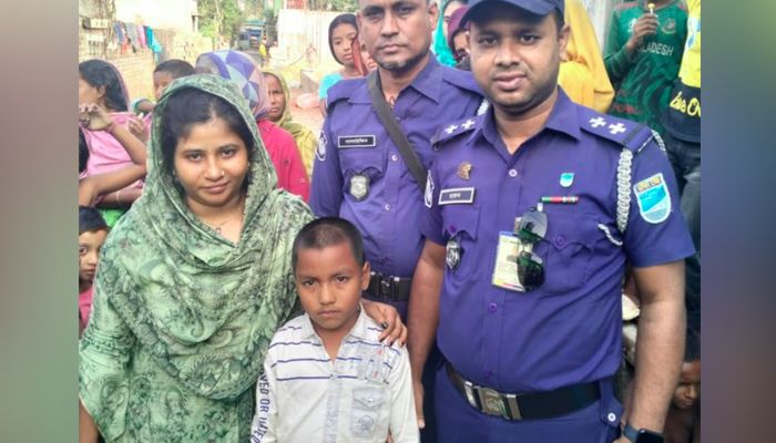 আশুলিয়ায় নিখোঁজ শিশুকে পরিবারের কাছে ফিরিয়ে দিল পুলিশ