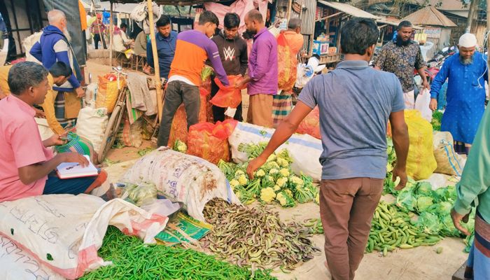 ভরা মৌসুমেও সবজিতে পকেট কাটছে ক্রেতার