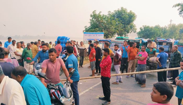 বালুবাহী ডাম্প ট্রাক চলা নিয়ে দুই পক্ষের বিরোধে সড়ক অবরোধ