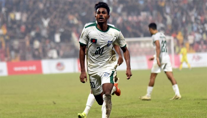 জনির গোলে ১-১ সমতা নিয়ে বিরতিতে বাংলাদেশ