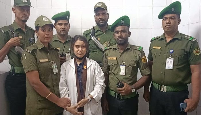 ঢাকা মেডিকেলে ফের ভুয়া নারী চিকিৎসক আটক