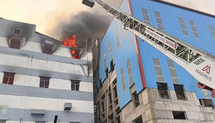 সোনারগাঁয়ে টিস্যু কারখানায় আগুন, নিয়ন্ত্রণে ১২ ইউনিট