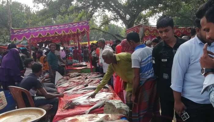 ৩০০ বছরের পুরোনো মেলায় নানা মাছের সমারোহ