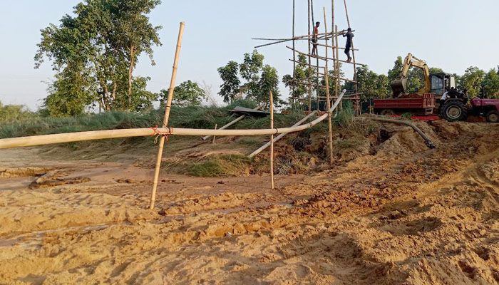 অবৈধভাবে বালু তোলার মচ্ছব, ঝুঁকিতে জনপদ