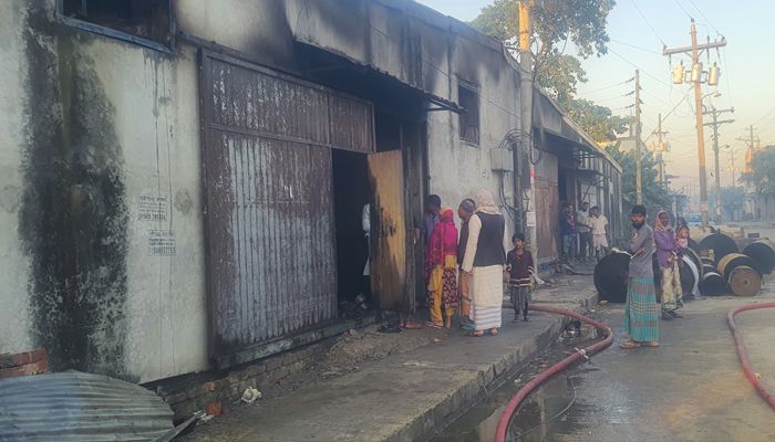 ৪ ঘণ্টার চেষ্টায় প্যাকেজিং কারখানার আগুন নিয়ন্ত্রণে