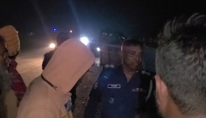 রাজধানীর ধামরাইয়ে বাস-ট্রাকের মুখোমুখি সংঘর্ষে নিহত ৪, আহত ২০