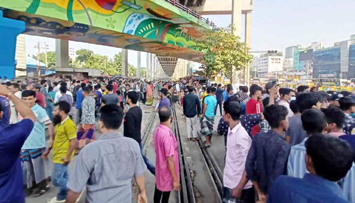 মহাখালীতে রেললাইন অবরোধ রিকশাচালকদের, ট্রেন চলাচল বন্ধ