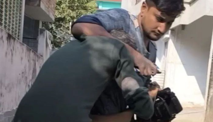 যশোরের ঝিকরগাছায় দুই টিভি সাংবাদিকের ওপর হামলা, ক্যামেরা ভাঙচুর