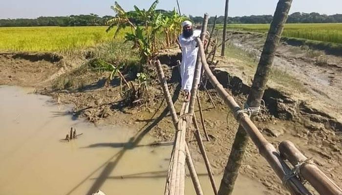 লক্ষ্মীপুরের কমলনগর উপজেলার চরমার্টিন ইউনিয়নে মাত্র দেড় কিলোমিটার বেহাল সড়কের কারণে এলাকবাসীর দুর্ভোগের শেষ নেই। প্রবা ফটো