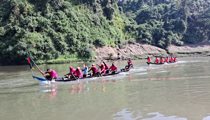 নৌকাবাইচ দিয়ে শুরু হলো বান্দরবানের ক্রীড়া মেলা 