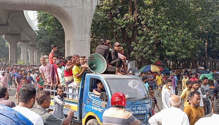 প্রেস ক্লাবের সামনে হাজারো ব্যাটারিচালিত রিকশাচালকের অবস্থান