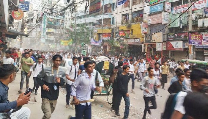 কবি নজরুলের শিক্ষার্থীদের সঙ্গে ৩৫ কলেজের শিক্ষার্থীদের সংঘর্ষ