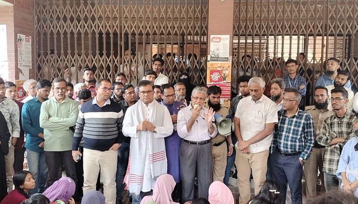 উপাচার্যের আশ্বাসে ৫ ঘণ্টা পর জাবির প্রশাসনিক ভবন খুলে দেন শিক্ষার্থীরা