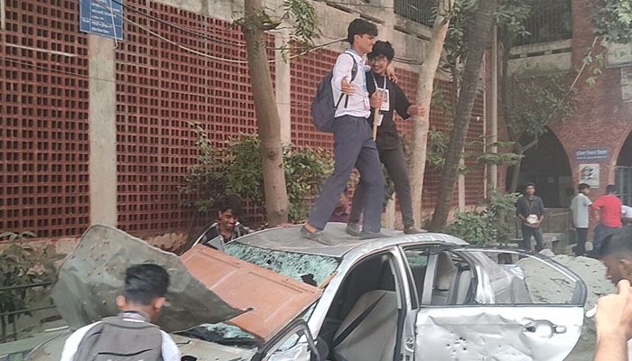 সোহরাওয়ার্দী কলেজে ব্যাপক ভাঙচুর, অবরুদ্ধ ছিলেন শিক্ষক-পরীক্ষার্থীরা