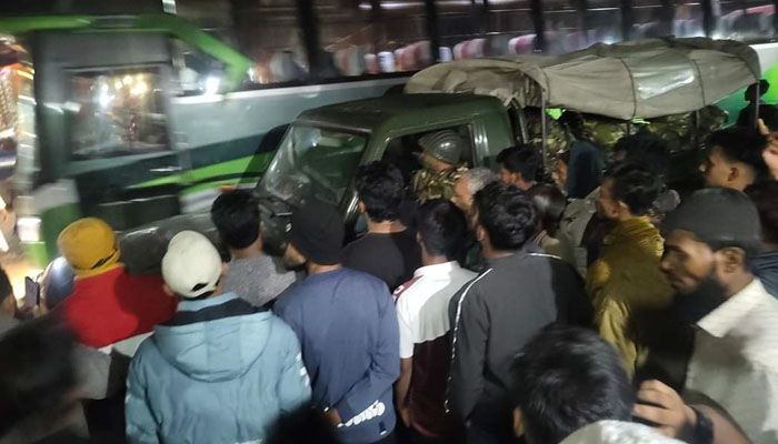 লক্ষ্মীপুরে ঋণের প্রলোভনে স্থানীয়দের ঢাকায় আনার সময় সাত বাস জব্দ, আটক ১১ জন