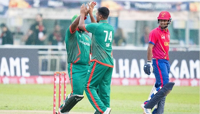 ব্যাটের পর বল হাতে ঝলক দেখিয়ে বাংলাদেশকে সেমিফাইনালে তুলেছেন সাইফউদ্দিন; ছবি : ক্রিকেট হংকং