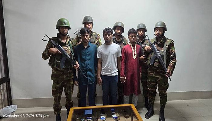 পুলিশ ও সেনা গাড়িতে আগুনের ঘটনায় আটক ৩