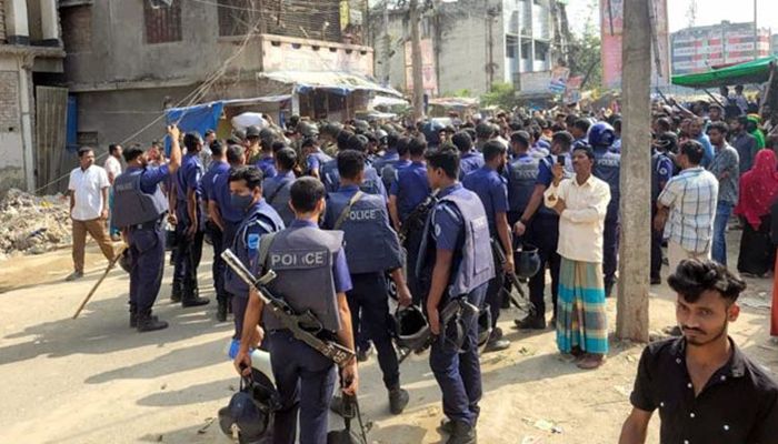 ফতুল্লায় পোশাক শ্রমিকদের সড়ক অবরোধ, কারখানায় ভাঙচুর