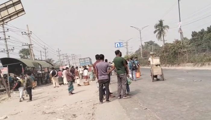 বেতনের দাবিতে গাজীপুরে বেক্সিমকোর শ্রমিকদের সড়ক অবরোধ