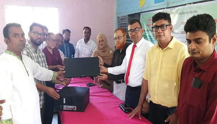 প্রাথমিক বিদ্যালয়ে কম্পিউটার উপহার চান্দিনা সম্মিলিত পেশাজীবি সমবায় সমিতির