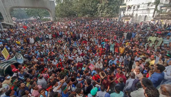 শাহবাগ, মোহাম্মদপুর, যাত্রাবাড়ীসহ ঢাকার বিভিন্ন সড়কে রিকশাচালকদের বিক্ষোভ