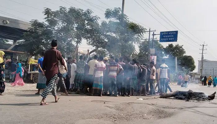 বকেয়া বেতনের দাবিতে আবারও সড়ক অবরোধ বেক্সিমকোর শ্রমিকদের