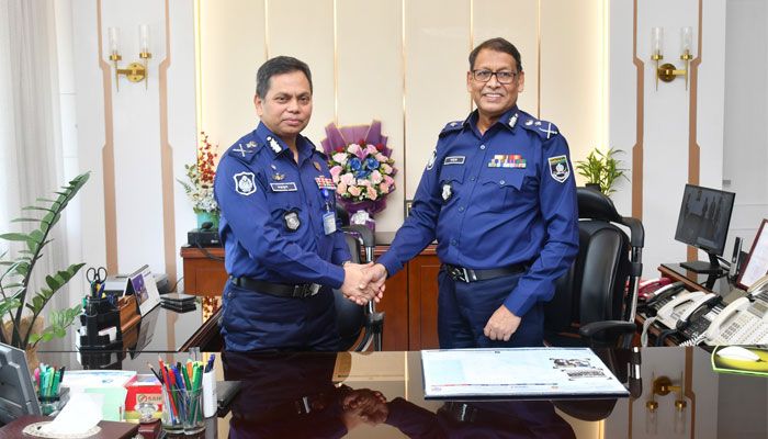 দায়িত্ব বুঝে নিলেন নতুন আইজিপি বাহারুল আলম