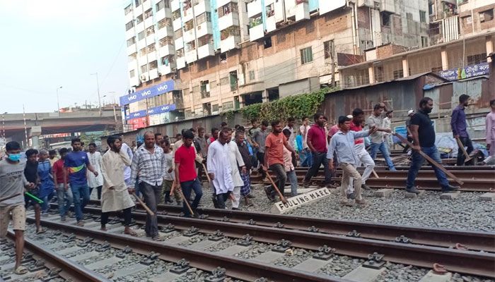 জুরাইনে অটোরিকশা চালকদের রেললাইন অবরোধ