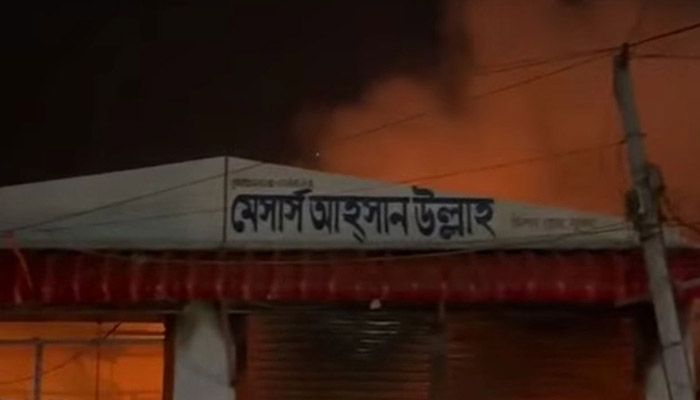 খুলনায় পাটের বস্তার গোডাউনে আগুন, নিয়ন্ত্রণে ফায়ার সার্ভিসের ৭ ইউনিট
