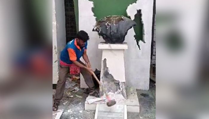 শেখ মুজিবের ভাস্কর্য ভাঙলেন জাসাস নেতা