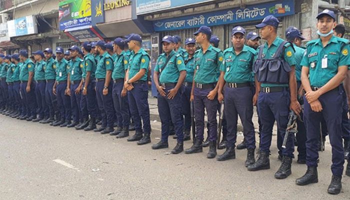 জাতীয় পার্টির কার্যালয়ের সামনে সতর্ক অবস্থানে পুলিশ