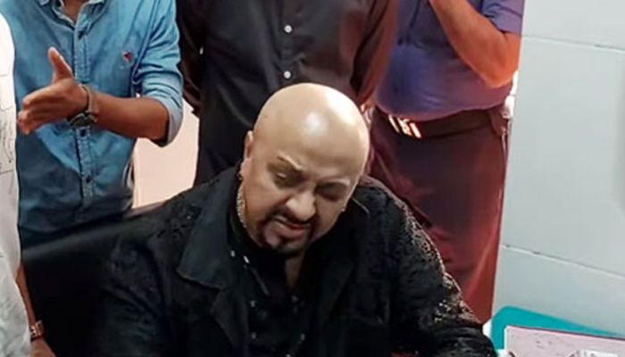 গাছে মাইক্রোর ধাক্কা, চিত্রনায়ক রুবেলসহ ৯ জন আহত
