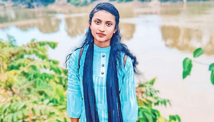 নিজ চেষ্টায় দরিদ্র পরিবারের প্রমিতা পেলেন পুলিশে চাকরি