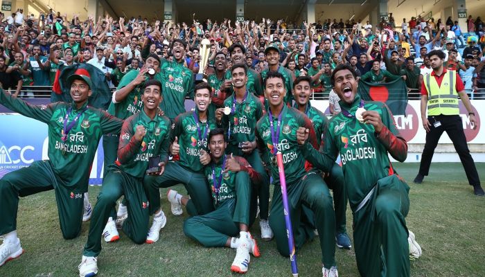 ‘উড়তে থাকো, যেতে হবে বহুদূর...’
