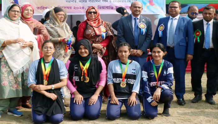 অতিথিদের সঙ্গে পুরস্কার জয়ীরা