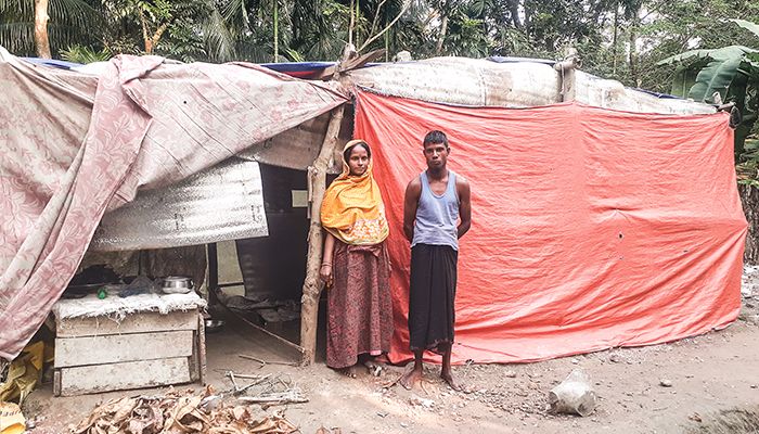 উচ্ছেদ হওয়া জায়গায় ঝুপড়ি ঘর তুলে তীব্র শীতের মধ্যে খোলা আকাশের নিচে বসবাস। প্রবা ফটো