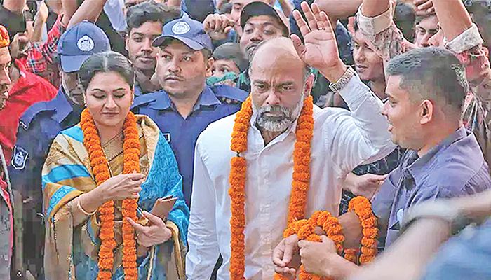 আজ প্রেক্ষাগৃহে উঠছে দুই ছবি